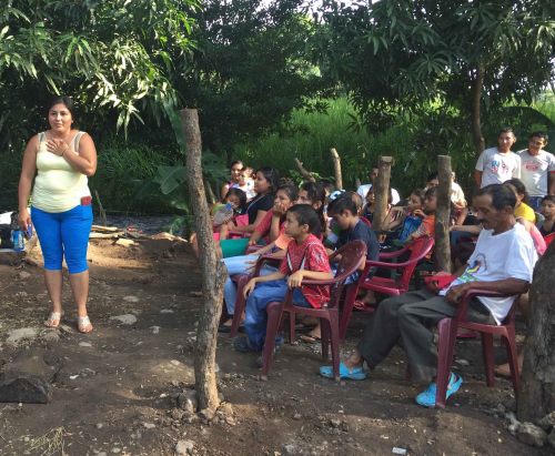 el-maderal-woman-gives-thanks